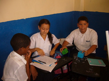 Estudiantes jugando con dados conceptuales